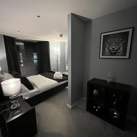 Luxury 2 Bed Penthouse Boasting Free Parking And A Huge Balcony By Kendall Bailey *