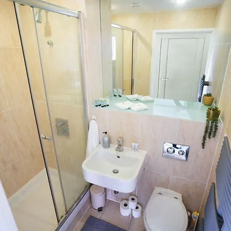 Luxury 2 Bed Penthouse Boasting Free Parking And A Huge Balcony By Kendall Bailey Apartment Leeds (West Yorkshire)