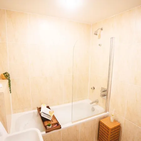 Luxury 2 Bed Penthouse Boasting Free Parking And A Huge Balcony By Kendall Bailey Apartment Leeds (West Yorkshire)