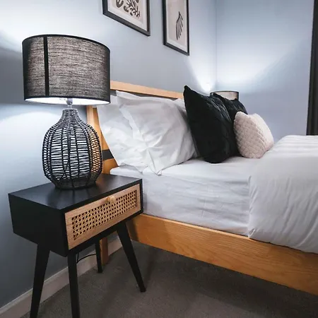 Apartment Luxury 2 Bed Penthouse Boasting Free Parking And A Huge Balcony By Kendall Bailey *