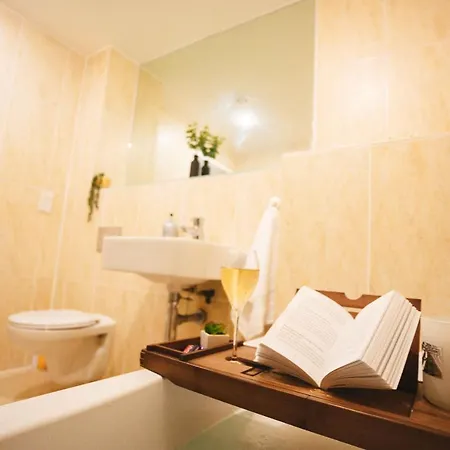Luxury 2 Bed Penthouse Boasting Free Parking And A Huge Balcony By Kendall Bailey Apartment Leeds (West Yorkshire)