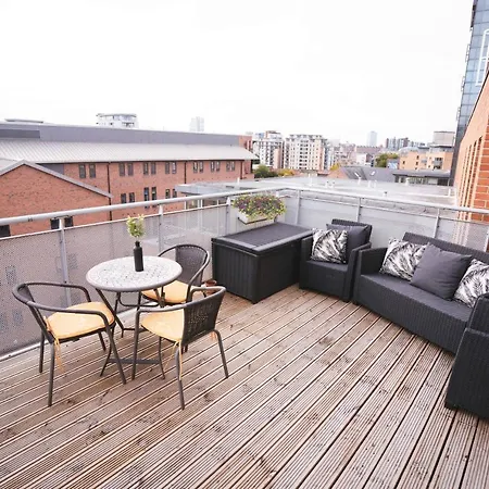 Luxury 2 Bed Penthouse Boasting Free Parking And A Huge Balcony By Kendall Bailey 公寓 *
